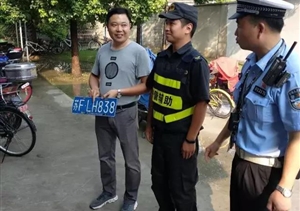 暴雨傾盆“沖”掉車牌 宗保隊員“幫”你來尋