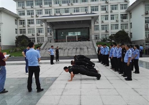 東海警方對兩家未持有保安員證小區(qū)物業(yè)作出行政處罰