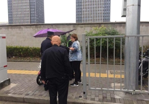 伸出援手，大愛無疆，宗保北蔡市容項(xiàng)目隊(duì)員救助暈倒女子