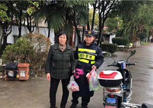 迷路老人神情慌，宗保特保來幫忙 --長(zhǎng)興島項(xiàng)目將迷路老人送回家