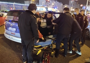 樂于助人系列報(bào)道，救助路邊病人與協(xié)助游客找到愛車