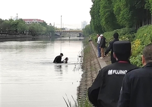 有驚無險！宗保特保勇救跳河輕生女子 --張江輔警隊員勇救跳河輕生