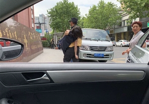 妙齡女子暈倒地鐵站  熱心特保救助送醫(yī)院 ——金橋市容項目隊員緊