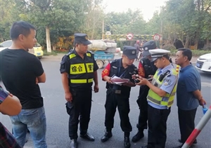 大爺騎車摔倒  保安緊急施救 ——臨平市容隊員巡邏途中緊急救助摔