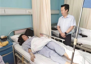 保安盡職履責(zé)負輕傷   領(lǐng)導(dǎo)病房探望暖人心 ——杜明杰副總經(jīng)理探