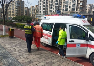 老人昏倒在地，扶還是不扶？民泰保安給出溫暖堅(jiān)定的答案 ——浙江