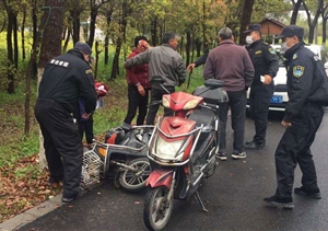 老人摔倒保安扶起  面對(duì)質(zhì)疑凸顯善舉 ——宗保保安駐金山衛(wèi)市容項(xiàng)