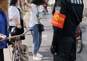 流氓騷擾兩婦女  市容隊(duì)員急援救 ——宗保公司駐六灶市容項(xiàng)目隊(duì)員