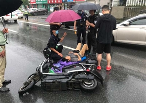執(zhí)勤突遇交通事故  急伸援手冒雨施救 ——民泰公司駐閑林輔警項目