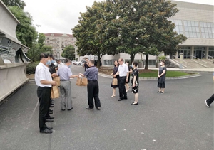 酷暑烈日煩人心  清涼活動(dòng)暖人心 --甲方領(lǐng)導(dǎo)慰問宗保市委黨校項(xiàng)目