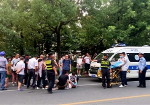 交通事故人昏迷   路遇救助受贊揚(yáng)——三林市容項(xiàng)目隊(duì)員積極救助傷