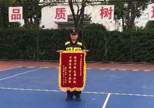 失主醉酒大意丟手機(jī)  隊(duì)員發(fā)現(xiàn)歸還獲贊譽(yù)——周浦市容項(xiàng)目隊(duì)員撿