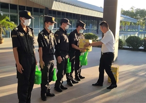 奮戰(zhàn)高溫守一線   慰問關(guān)懷暖心田--金山衛(wèi)鎮(zhèn)領(lǐng)導(dǎo)慰問公司駐該鎮(zhèn)市