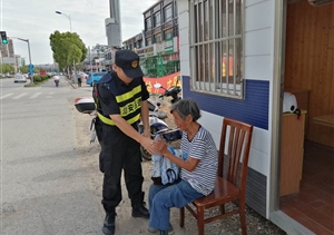 老人舉止顯異常   隊員暖心送回家——惠南輔警項目隊員幫助迷路老