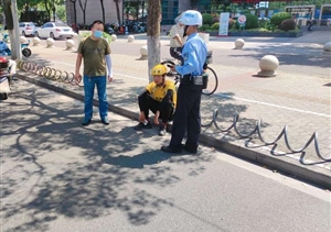 外賣小哥遭遇車禍 宗保隊(duì)員緊急救援—金橋交通管理輔助隊(duì)員救助車