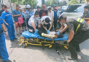 執(zhí)勤途中遇車禍  出手幫助脫險(xiǎn)情—三林市容項(xiàng)目隊(duì)員救助車禍女子