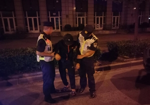 醉酒男子躺大街  巡邏隊(duì)員伸援手—金橋輔警項(xiàng)目隊(duì)員幫助一名醉酒