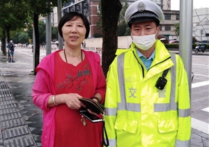 地鐵執(zhí)勤撿到包  及時歸還獲稱贊--閔行虹橋交管輔警項目隊員撿到