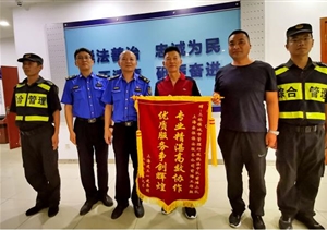 維護(hù)施工秩序 消除就餐隱患--三林市容前灘項目隊員配合疏導(dǎo)流動攤