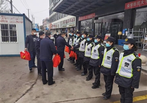 春節(jié)慰問(wèn)到一線(xiàn) 溫情匯聚隔離點(diǎn) —陸家嘴公安處領(lǐng)導(dǎo)到隔離點(diǎn)慰問(wèn)