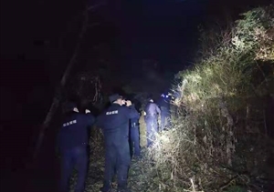 五保老人深山走失 隊(duì)員連夜進(jìn)山尋找 —湯口項(xiàng)目隊(duì)員連夜進(jìn)山搜尋