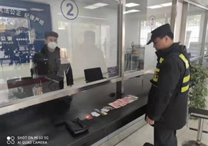 隊(duì)員撿到錢包歸還 失主寫信表示感謝 ——三林市容項(xiàng)目隊(duì)員收到感