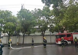 宗保隊(duì)員積極協(xié)助維護(hù)火災(zāi)現(xiàn)場交通秩序