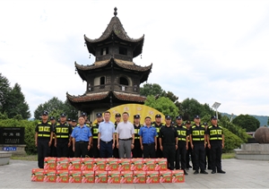 黃山區(qū)城市管理行政執(zhí)法局局長慰問宗保隊員