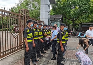 高橋鎮(zhèn)副鎮(zhèn)長(zhǎng)一行慰問(wèn)宗保隊(duì)員