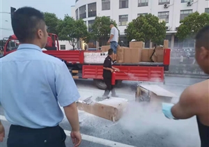 發(fā)現(xiàn)貨車起火 隊員急助滅火 —新場輔警項目隊員幫助貨車司機滅火