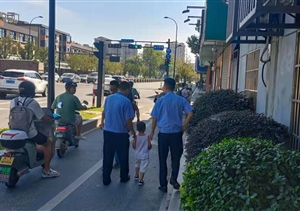 男童與家人走散 隊(duì)員熱心幫尋家人 —中泰交管輔助項(xiàng)目隊(duì)員幫助男