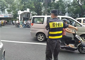 男子情緒失控欲跳樓 隊(duì)員警惕報(bào)警化險(xiǎn)情 —三林市容項(xiàng)目隊(duì)員發(fā)現(xiàn)
