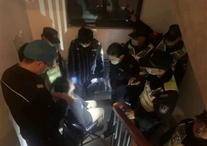 女子情緒失控欲跳樓 隊員拉住勸導(dǎo)化險情—周浦輔警項目隊員救下欲