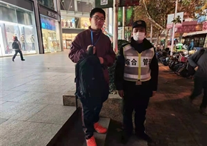 隊員巡邏撿背包 及時歸還獲感謝—陸家嘴綜合管理項目隊員撿到背包
