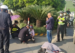 巡邏途中遇車禍 緊急救助顯擔(dān)當(dāng)—閑林街道城管項目隊員救助車禍?zhǔn)?></a>
												</div>
												<div   id=