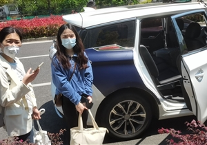 醫(yī)護(hù)人員招手求助 隊(duì)員驅(qū)車(chē)送至方艙