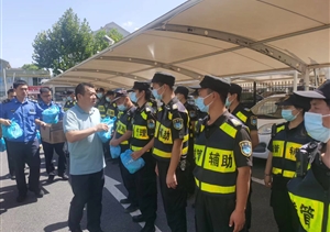 浦東新區(qū)周浦鎮(zhèn)城管中隊領(lǐng)導(dǎo)看望慰問宗保員工