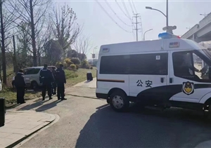 轎車陷入泥地難行走 員工幫助脫困受表揚—浙江民泰公司員工幫助陷